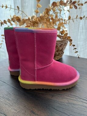 UGG Girls T Classic Short II Rainbow Genuine Shearling Lined Boot Pink, size 9